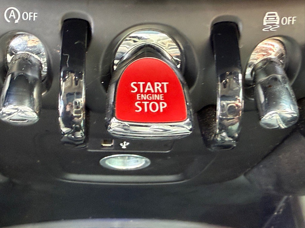 2022 MINI Cooper Image 24