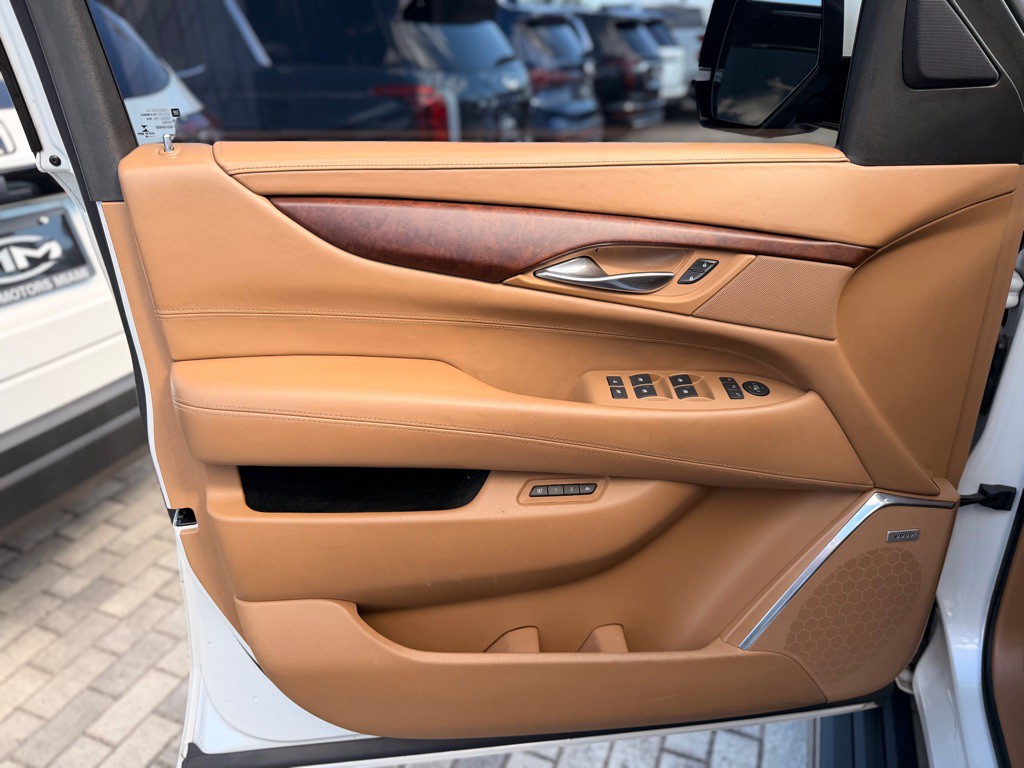 2016 Cadillac Escalade Image 10