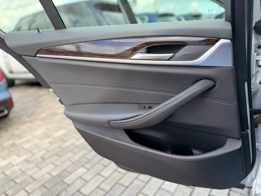 2020 BMW 5 Series Image 23