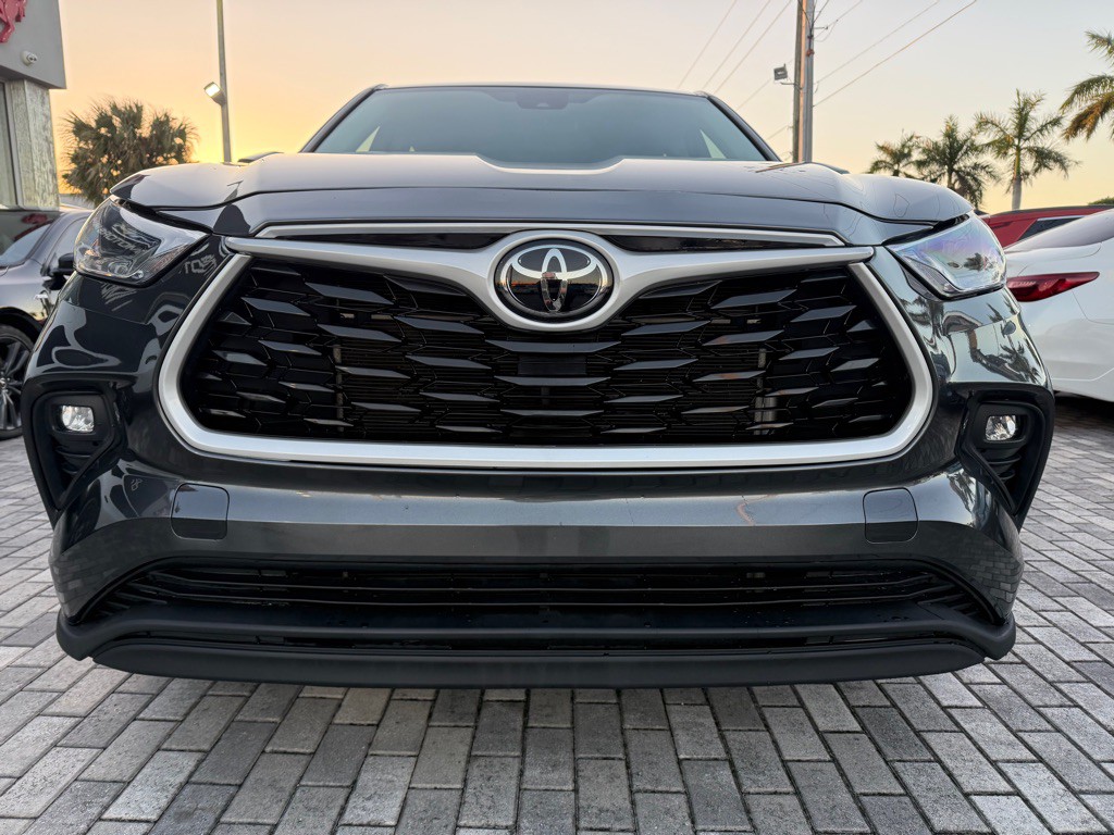 2024 Toyota Highlander Image 2