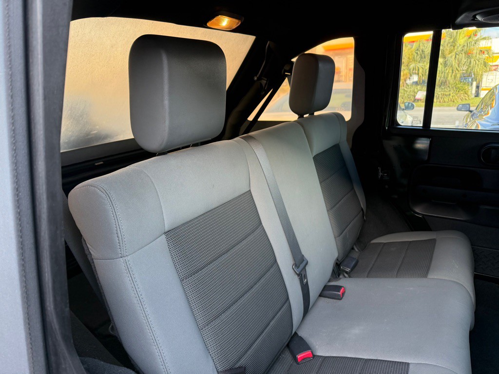 2010 Jeep Wrangler Unlimited Image 31