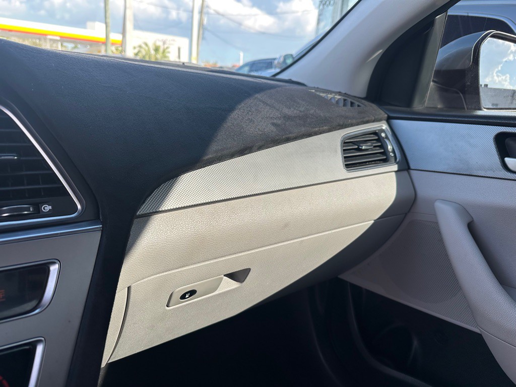 2017 Hyundai Sonata Image 17