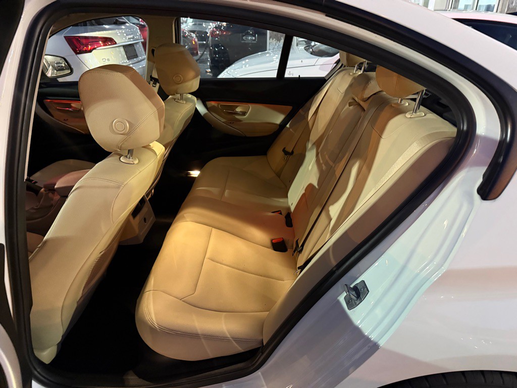 2018 BMW 3 Series Image 30