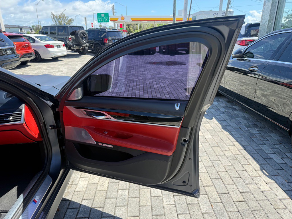 2017 BMW 7 Series Image 32