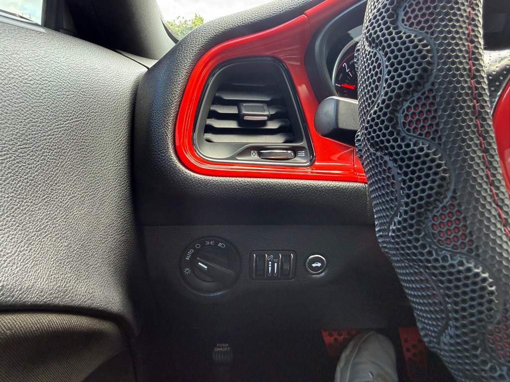 2016 Dodge Challenger Image 19