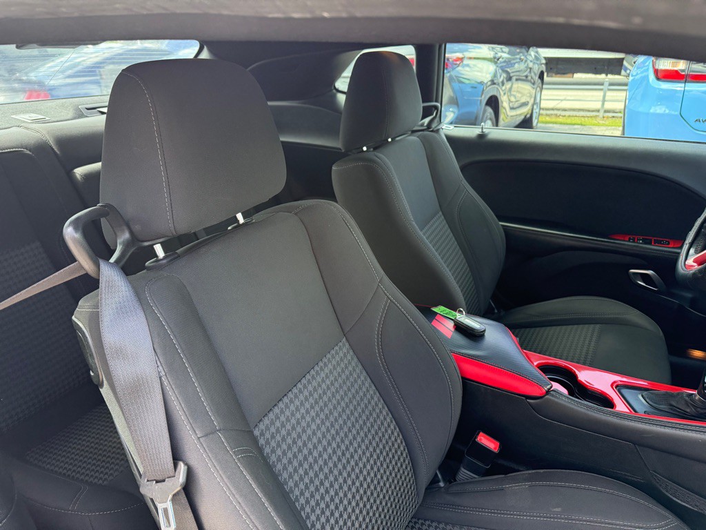 2016 Dodge Challenger Image 27