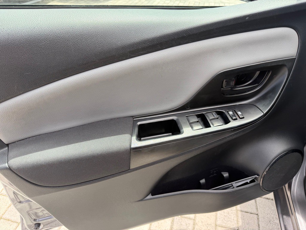 2015 Toyota Yaris Image 11