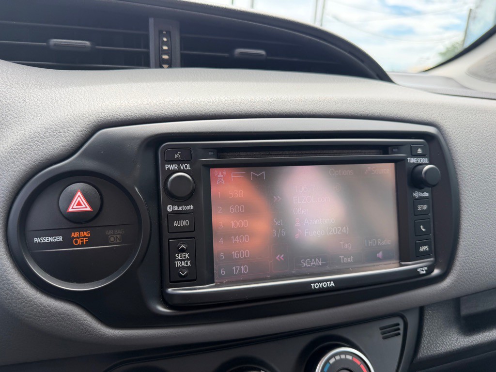 2015 Toyota Yaris Image 17