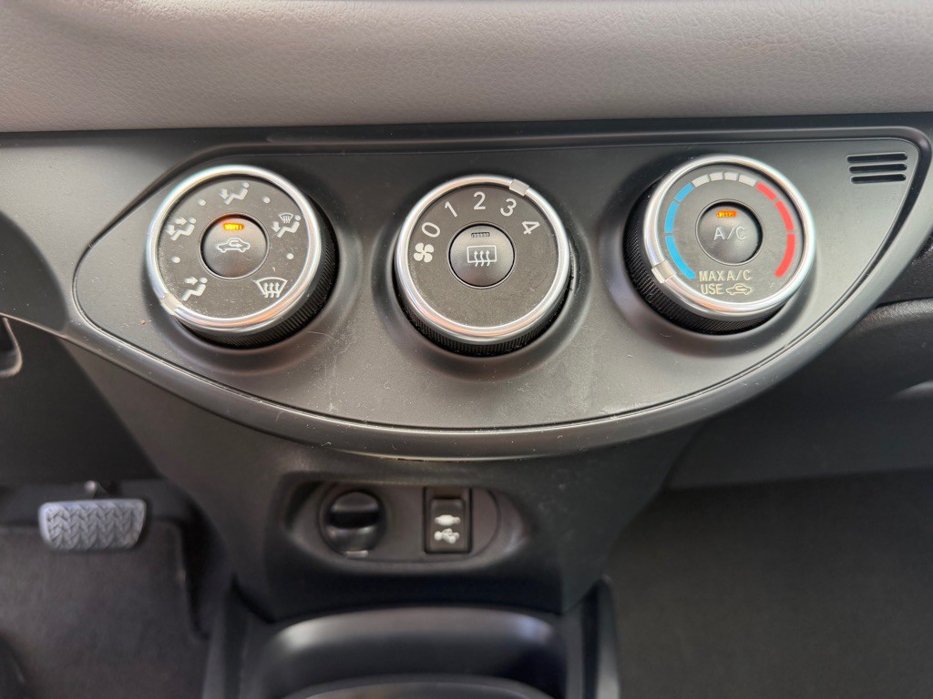 2015 Toyota Yaris Image 18