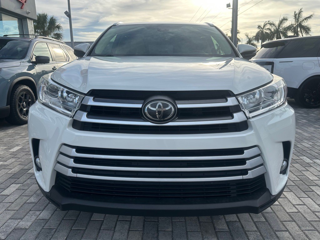 2017 Toyota Highlander Image 2
