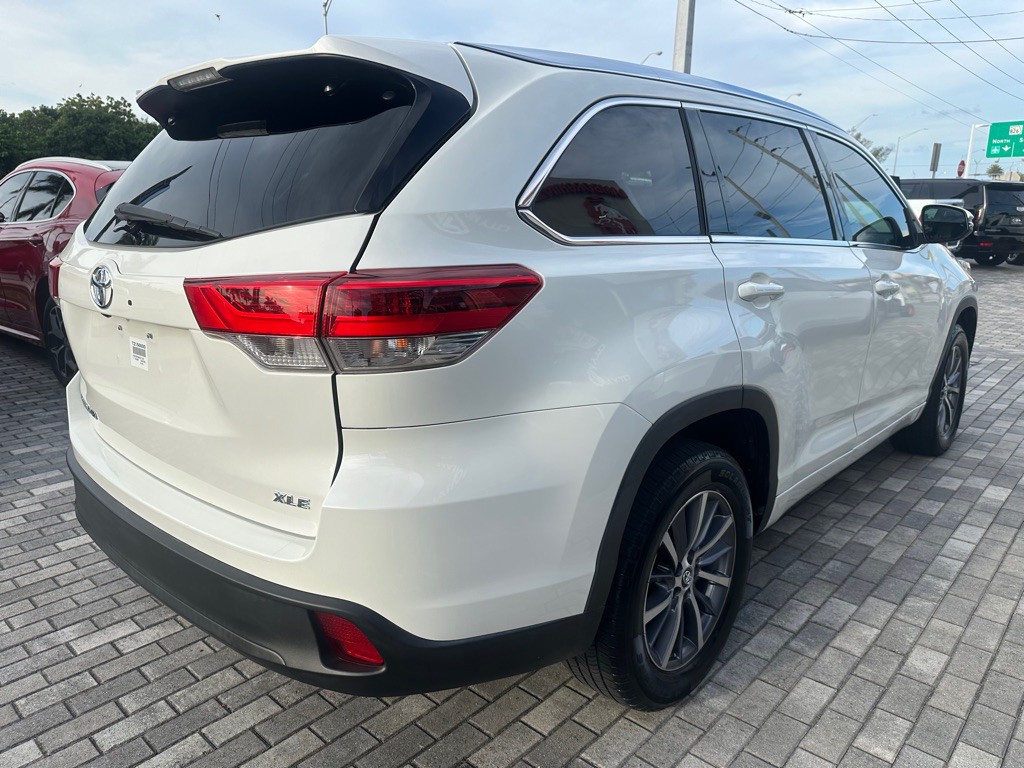 2017 Toyota Highlander Image 9