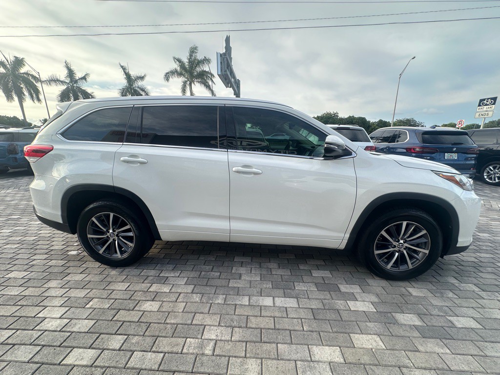 2017 Toyota Highlander Image 10