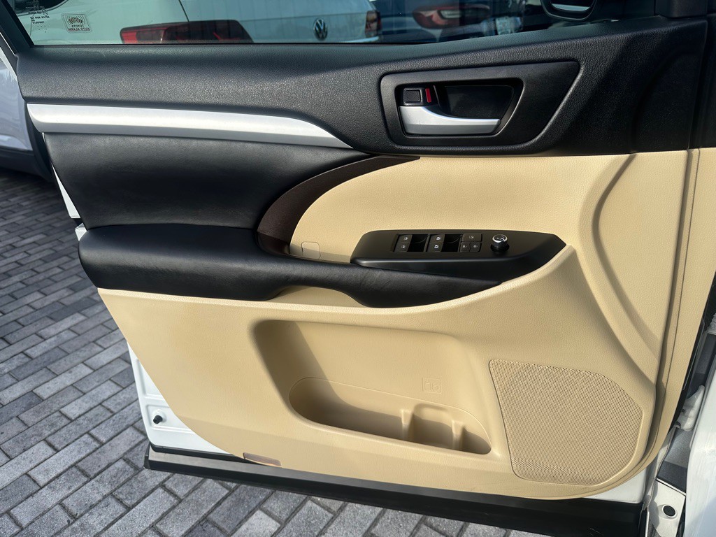 2017 Toyota Highlander Image 11