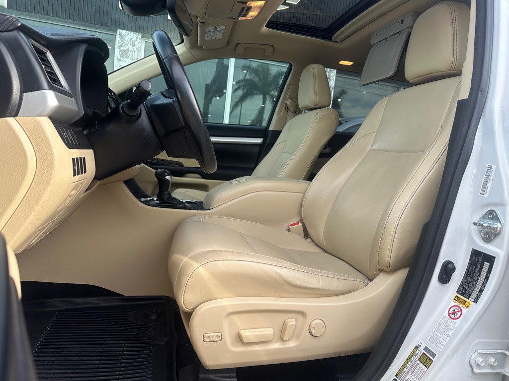 2017 Toyota Highlander Image 12