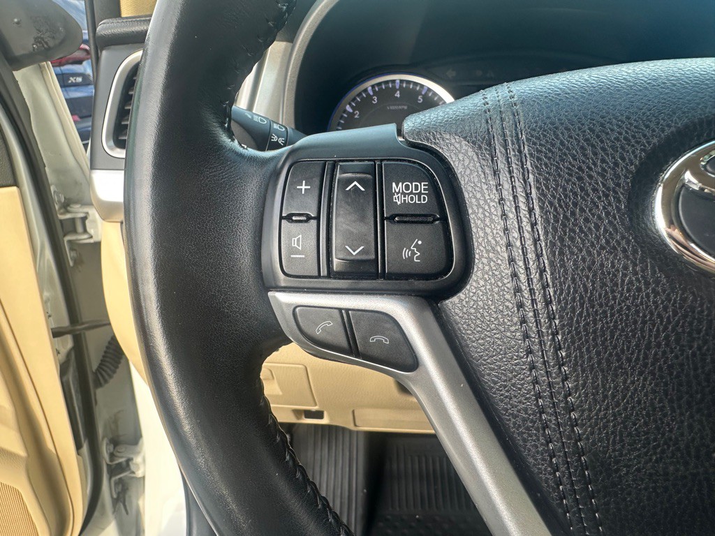 2017 Toyota Highlander Image 16