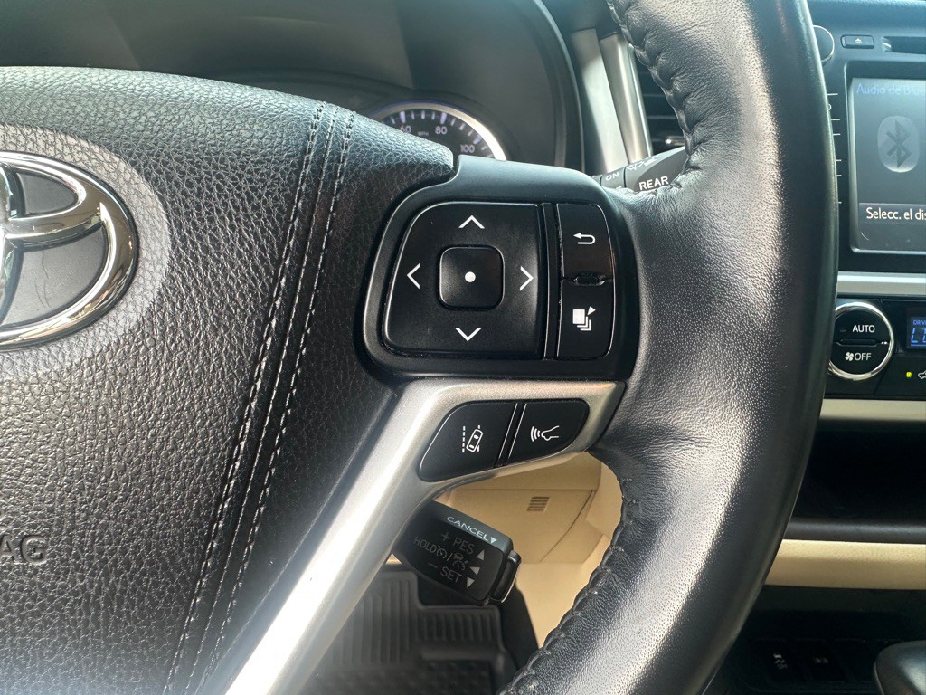 2017 Toyota Highlander Image 17