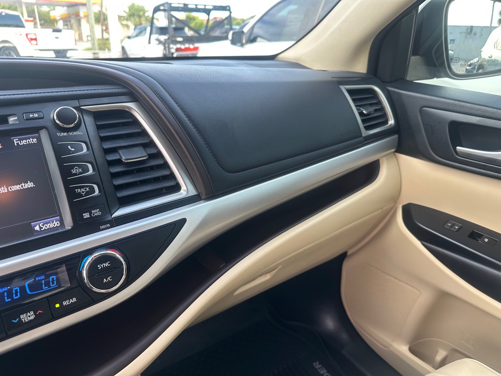 2017 Toyota Highlander Image 23