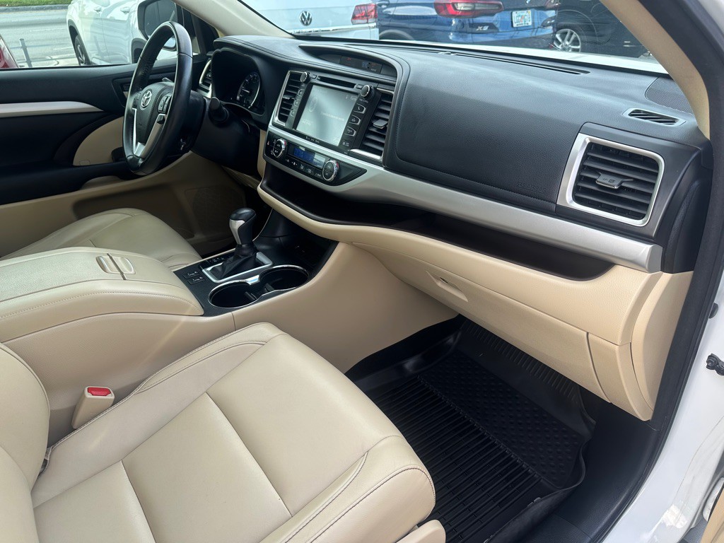 2017 Toyota Highlander Image 24