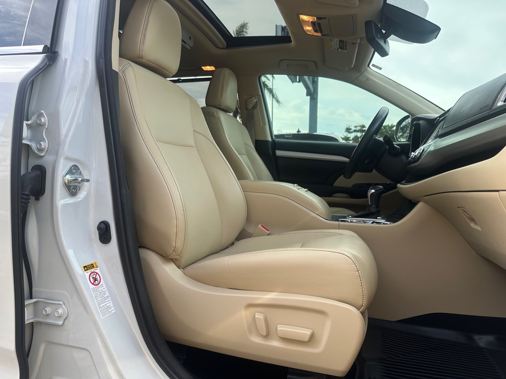 2017 Toyota Highlander Image 25