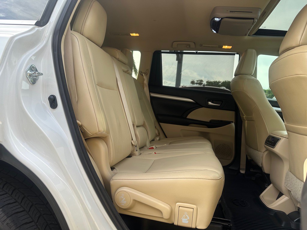 2017 Toyota Highlander Image 28