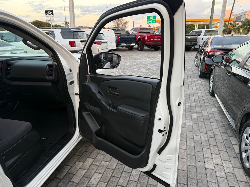 2024 Nissan Frontier Image 32