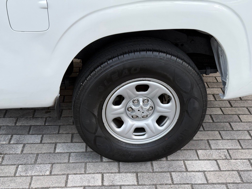2024 Nissan Frontier Image 38