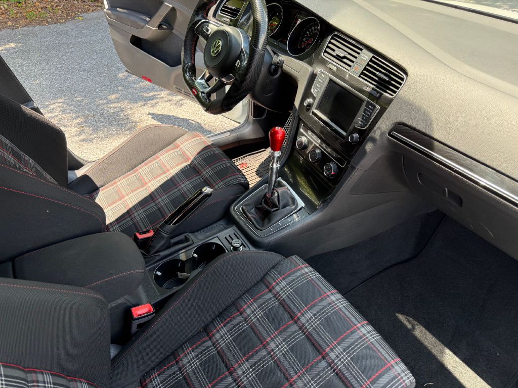 2017 Volkswagen GTI Image 16
