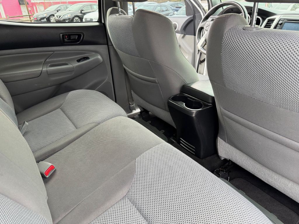 2015 Toyota Tacoma Image 14
