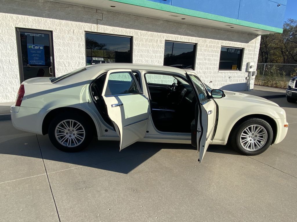 2010 Chrysler 300 Image 5