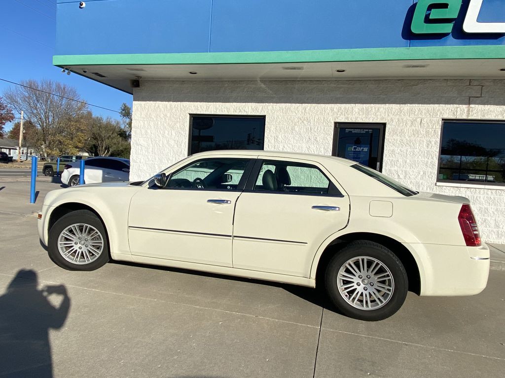 2010 Chrysler 300 Image 8