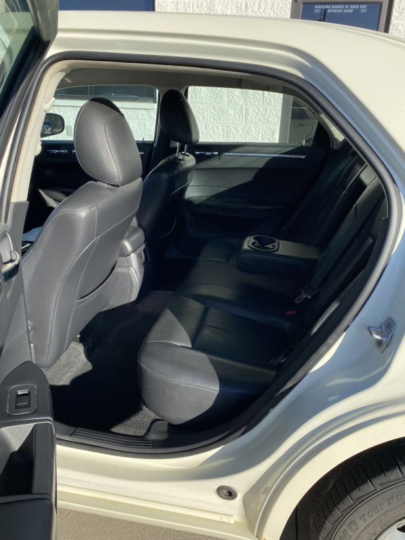 2010 Chrysler 300 Image 9