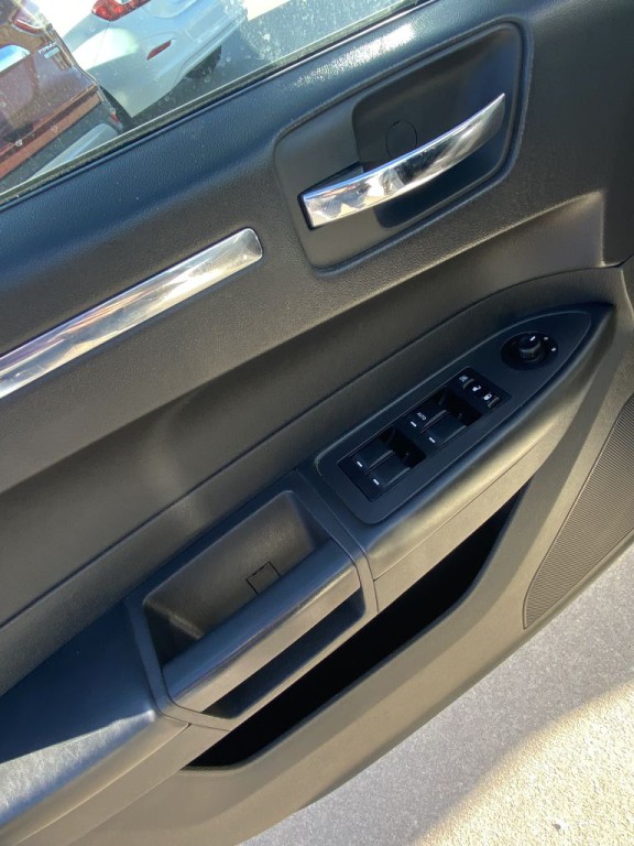 2010 Chrysler 300 Image 12