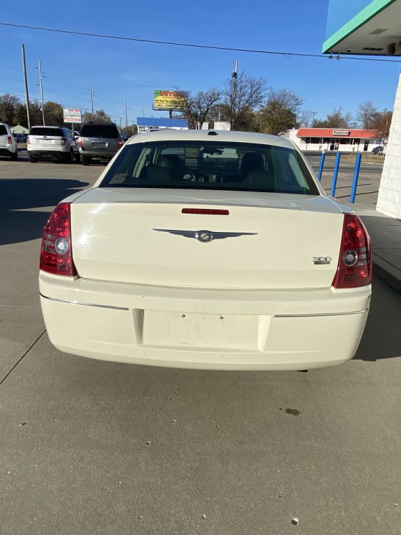 2010 Chrysler 300 Image 21