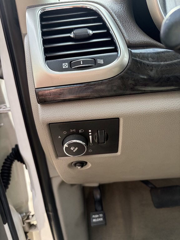 2011 Jeep Grand Cherokee Image 8