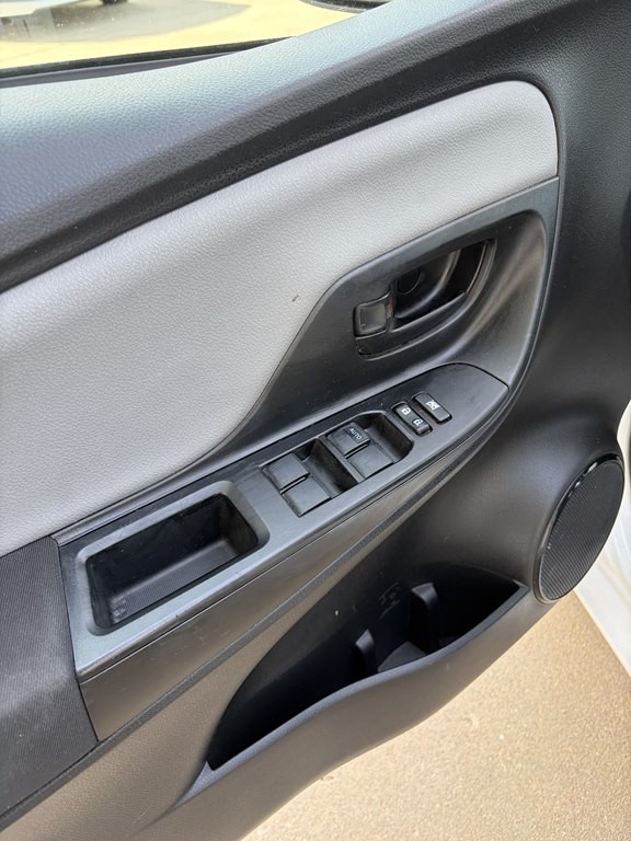 2017 Toyota Yaris Image 6