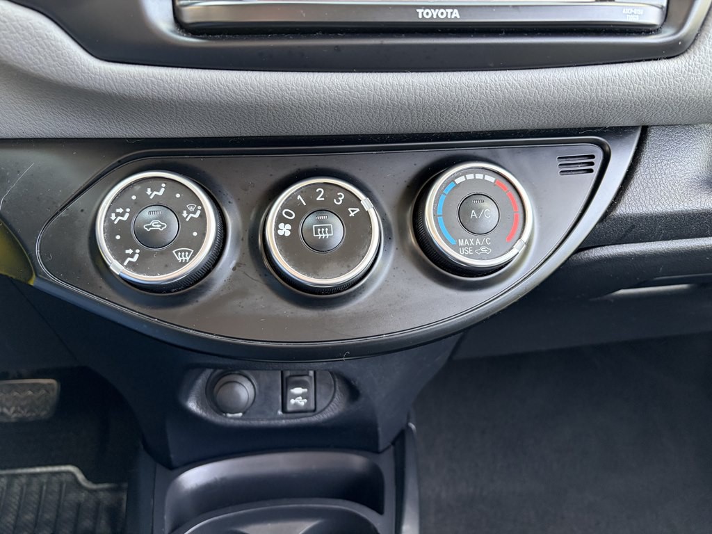 2017 Toyota Yaris Image 13