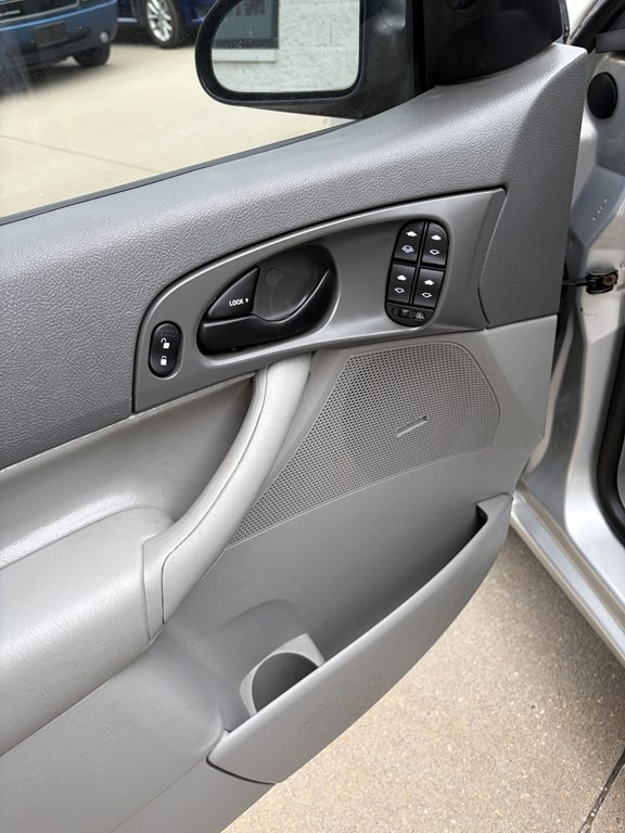 2005 Ford Focus Image 6