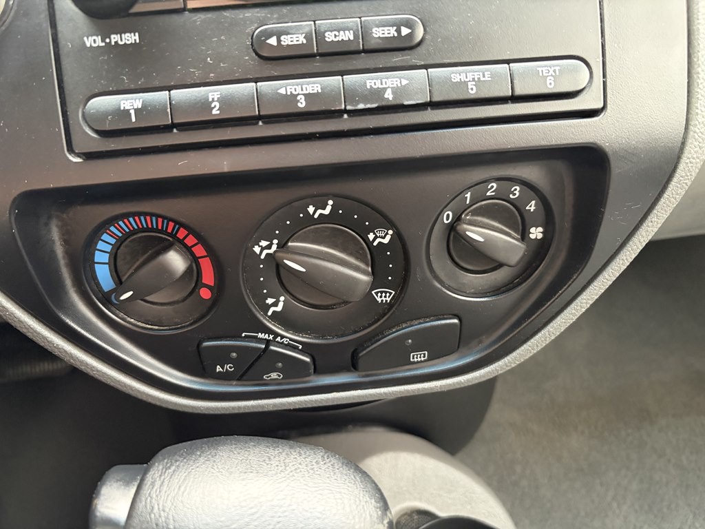 2005 Ford Focus Image 12