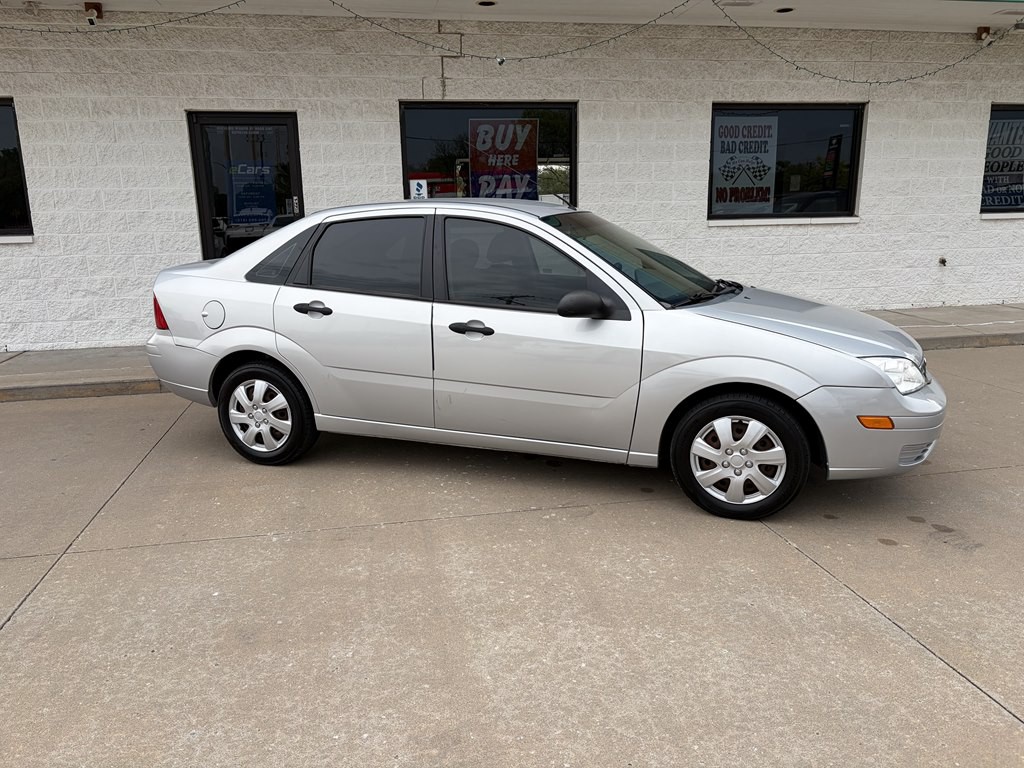 2005 Ford Focus Image 2