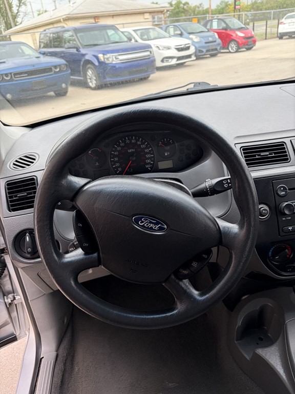 2005 Ford Focus Image 8