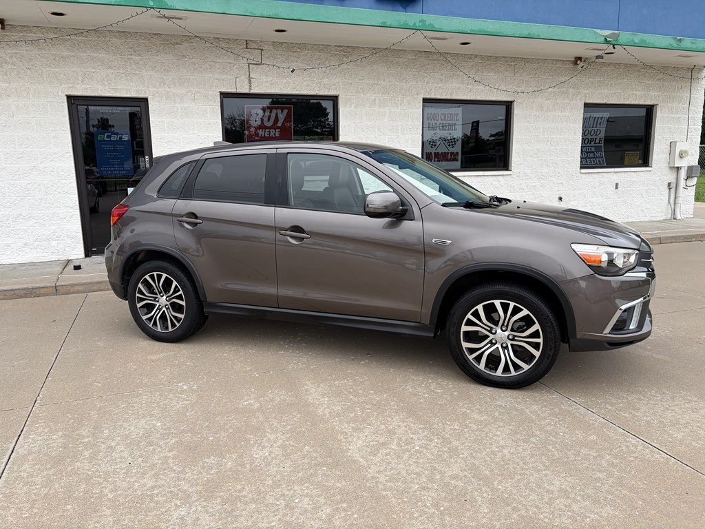 2018 Mitsubishi Outlander Image 2