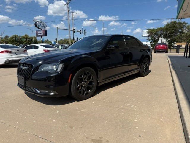 2019 Chrysler 300 Image 2