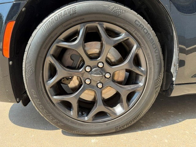 2019 Chrysler 300 Image 7