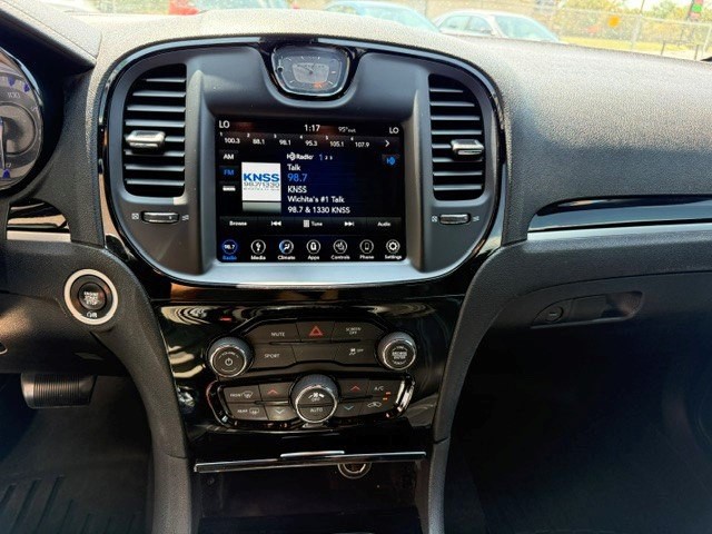 2019 Chrysler 300 Image 11