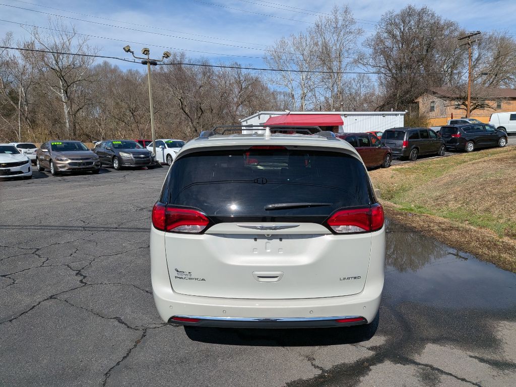 2017 Chrysler Pacifica Image 3