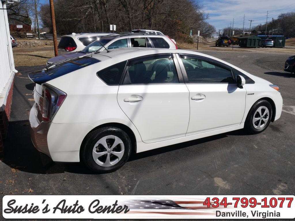 2014 Toyota Prius Image 2