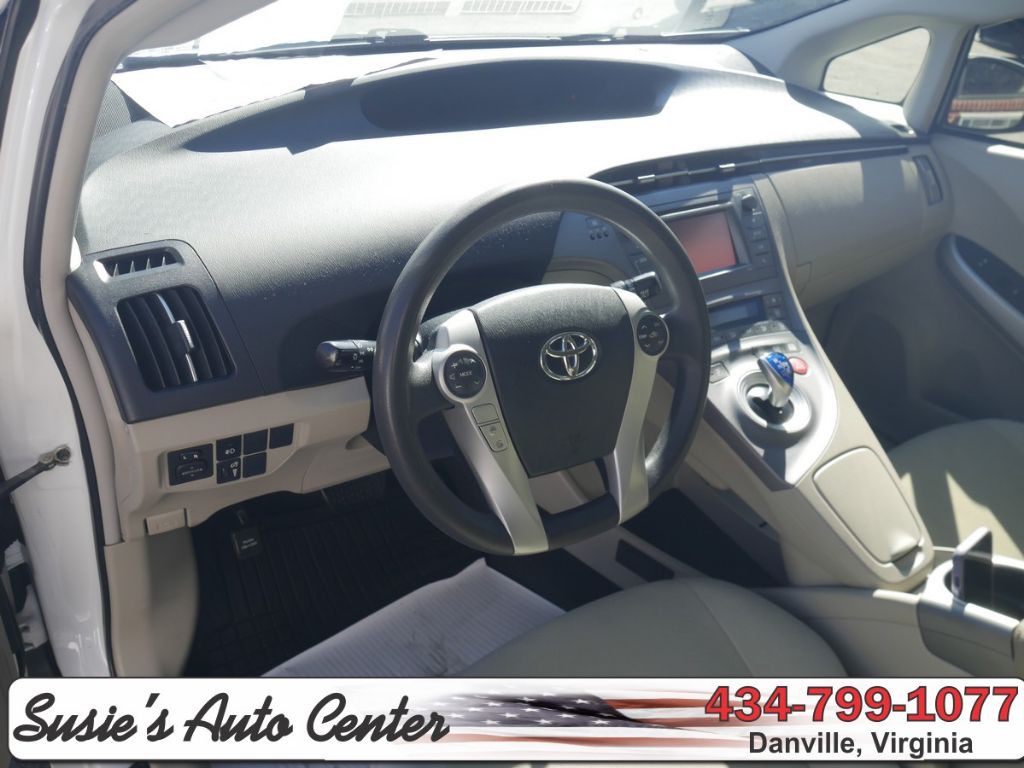 2014 Toyota Prius Image 11