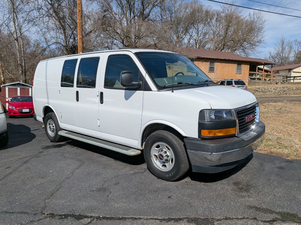 2017 GMC Savana Image 3