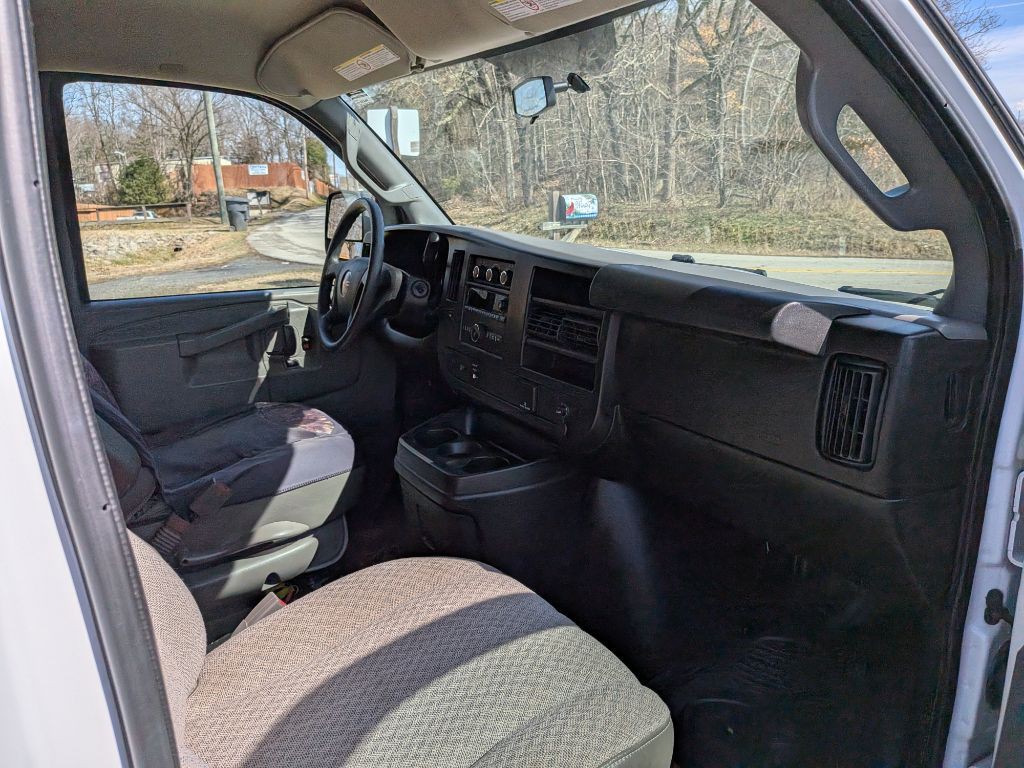 2017 GMC Savana Image 8