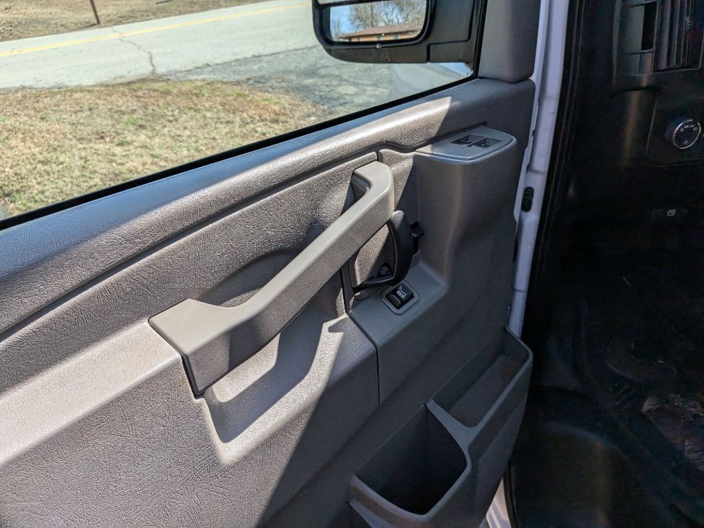 2017 GMC Savana Image 15